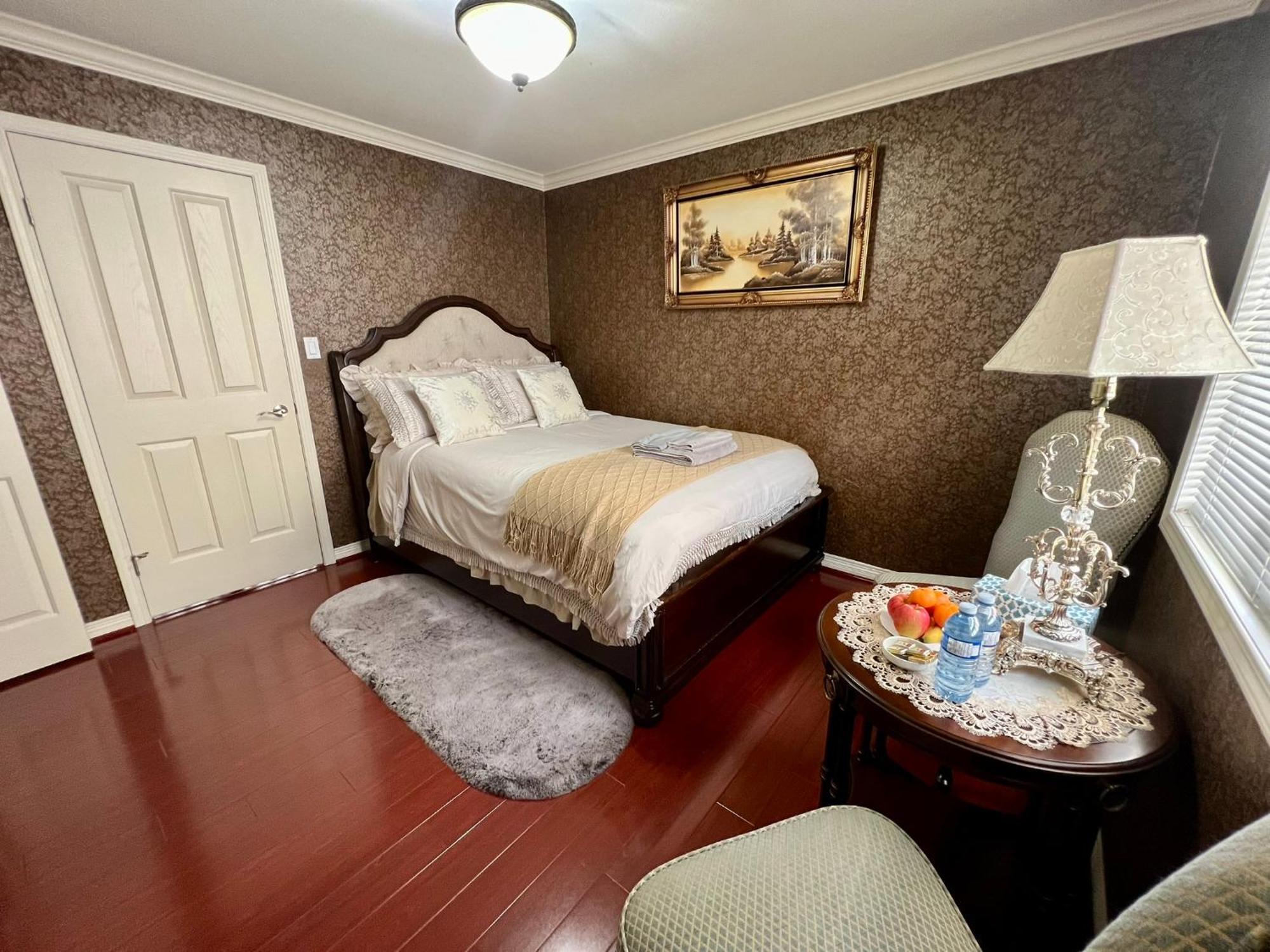 Terra Nova - Private Property Richmond Room photo